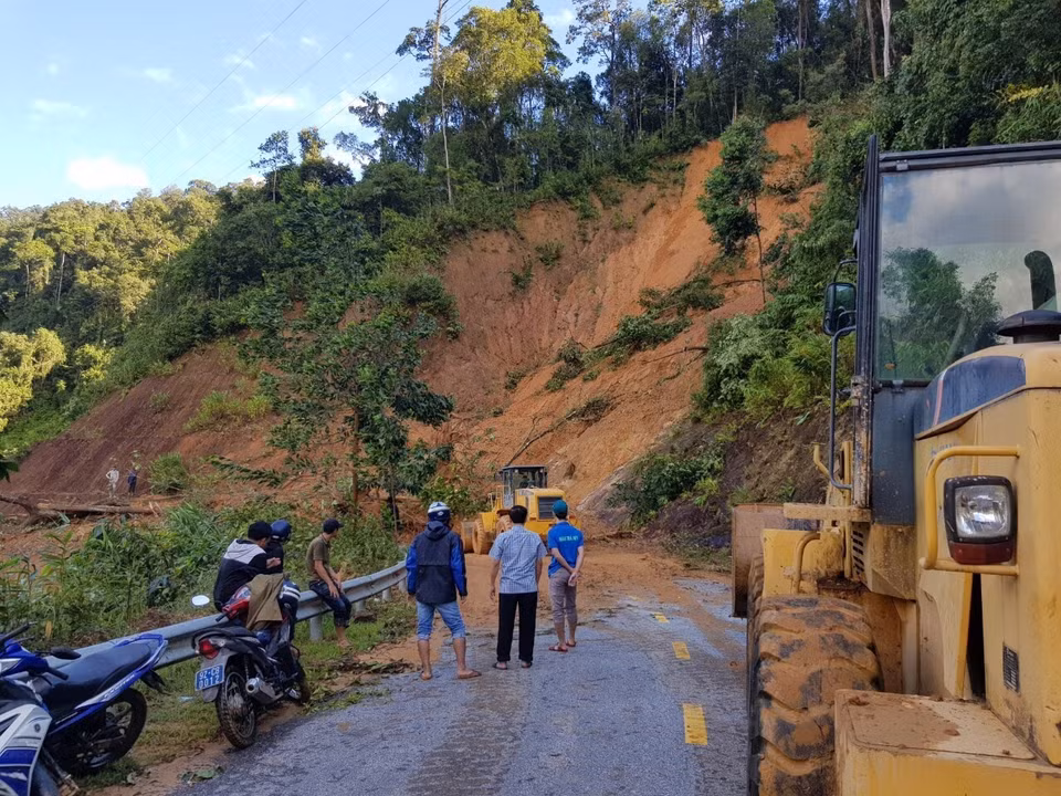  Lực lượng chức năng mở đường vào địa điểm sạt lở xã Trà Vân, huyện Nam Trà My. (Nguồn: TTXVN)