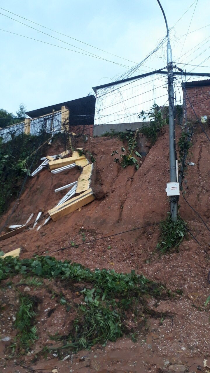 Hiện tại việc tiếp cận hiện trường của lực lượng cứu hộ đang gặp nhiều khó khăn do đường sá bị chia cắt. (Nguồn: TTXVN)