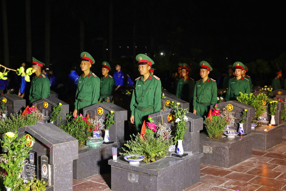 Các chiến sỹ trẻ tại phần mộ các liệt sỹ đang an nghỉ trong Nghĩa trang Liệt sỹ Thành phố Hà Nội. (Ảnh: Hoàng Hiếu/TTXVN)