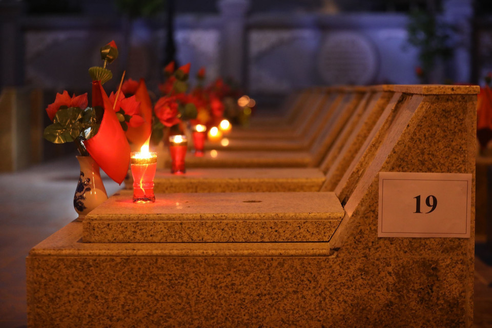 Thắp nến trên các phần mộ Liệt sỹ tại Nghĩa trang Liệt sỹ thành phố Lạng Sơn.(Ảnh: Anh Tuấn/TTXVN) 