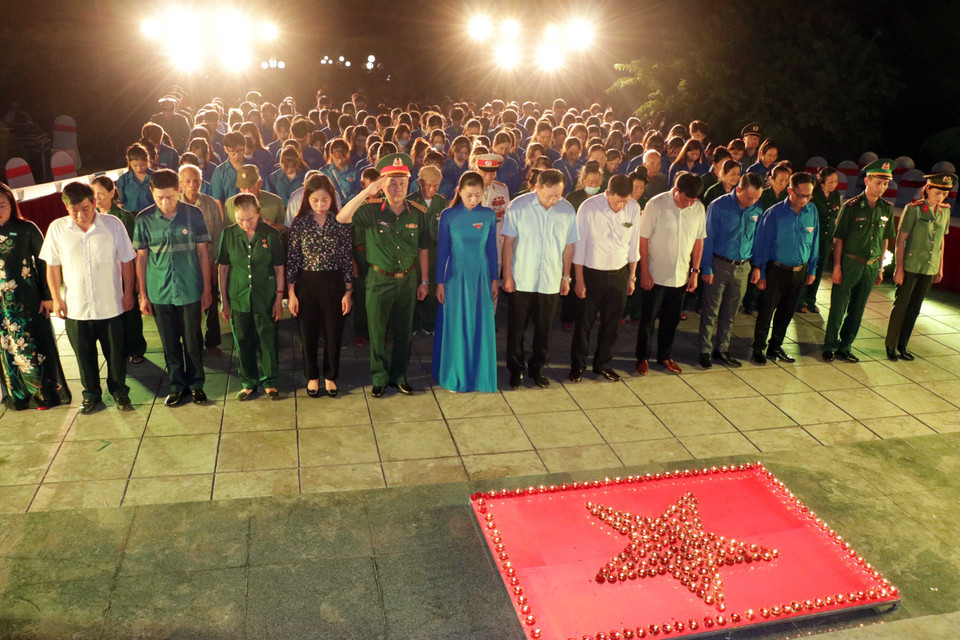 Đoàn viên, thanh niên các dân tộc Sơn La dành phút mặc niệm tưởng nhớ các Anh hùng Liệt sỹ. (Ảnh: Hữu Quyết/TTXVN)