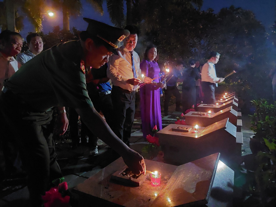 Lãnh đạo tỉnh Bến Tre thắp nến tri ân các Anh hùng, Liệt sỹ tại Nghĩa trang Liệt sỹ tỉnh. (Ảnh: Chương Đài/TTXVN)