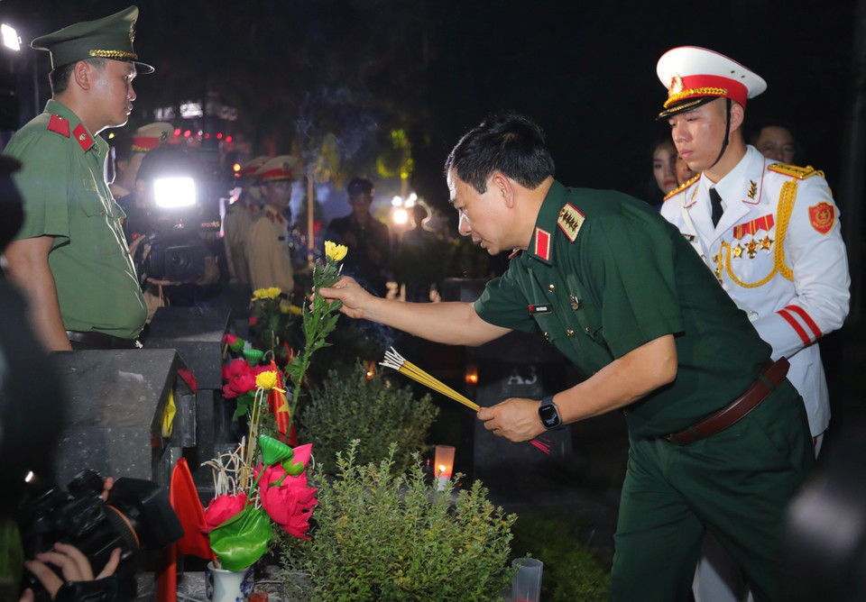 Đại tướng Phan Văn Giang, Bộ trưởng Bộ Quốc phòng dâng hương, hoa tưởng nhớ, tri ân các anh hùng, Liệt sỹ. (Ảnh: Hoàng Hiếu/TTXVN)