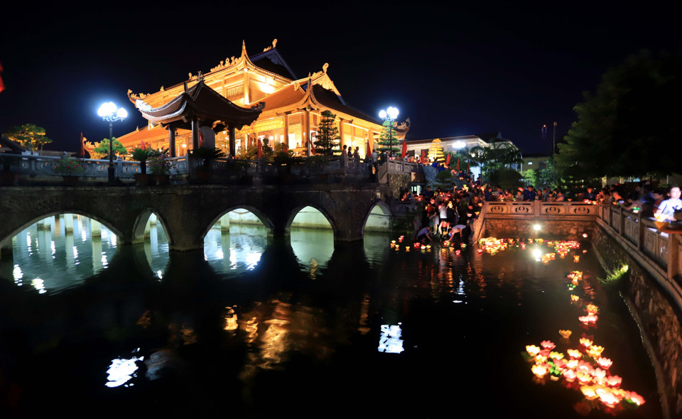 Thả hoa đăng tri ân các Anh hùng Liệt sỹ tại Đền thờ Liệt sỹ tỉnh Thái Bình. (Ảnh: Thế Duyệt/TTXVN)