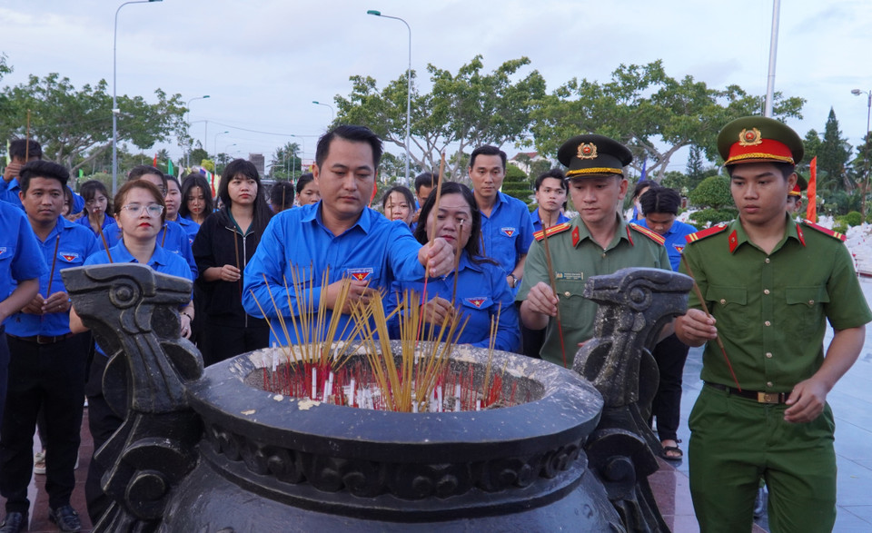 Cán bộ, đoàn viên thanh niên tỉnh Kiên Giang dâng hương trước Tượng đài các Anh hùng, Liệt sỹ. (Ảnh: Văn Sĩ/TTXVN)