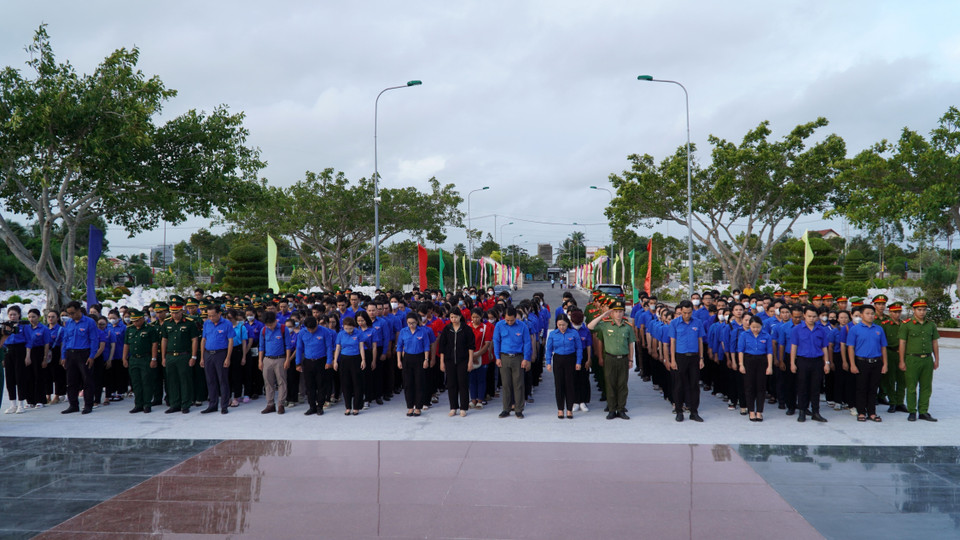 Hơn 300 cán bộ, đoàn viên thanh niên tỉnh Kiên Giang dành một phút mặc niệm trước Tượng đài các Anh hùng, Liệt sỹ. (Ảnh: Văn Sĩ/TTXVN)