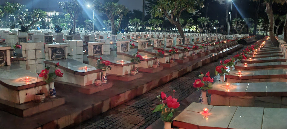 Các đoàn viên thanh niên thắp nến tri ân tại các Nghĩa trang Liệt sỹ trong tỉnh Long An. (Ảnh: Bùi Giang/TTXVN)