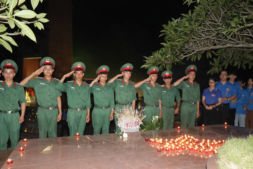 Các chiến sỹ thuộc Bộ Chỉ huy Quân sự tỉnh Sơn La dâng hương tri ân tại Nghĩa trang Liệt sỹ Nhà tù Sơn La. (Ảnh: Hữu Quyết/TTXVN)