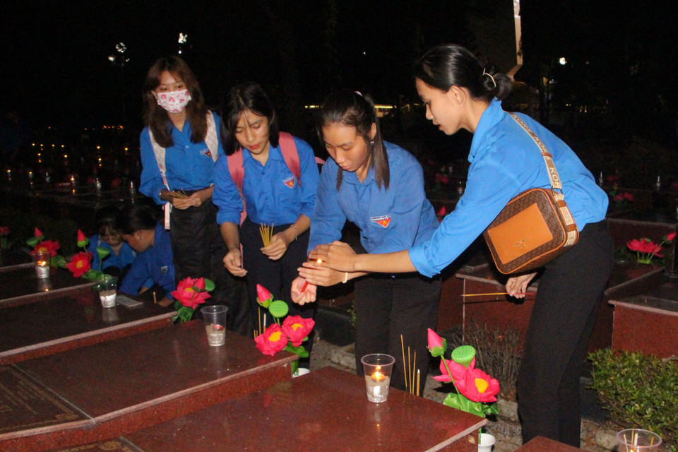 Đoàn viên thanh niên tham gia Lễ thắp nến tưởng niệm Liệt sỹ tại Cần Thơ. (Ảnh: Trung Kiên/TTXVN)