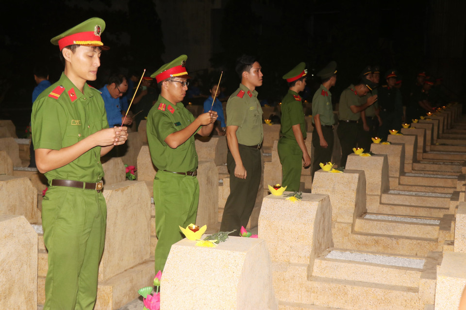 Tuổi trẻ Bình Định thắp nến, dâng hương tại phần mộ Anh hùng Liệt sỹ. (Ảnh: Lê Phước Ngọc/TTXVN)