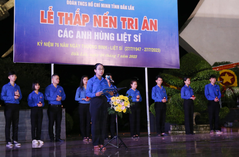 Bí thư Tỉnh đoàn Đắk Lắk H’Giang Niê phát biểu tri ân các Anh hùng Liệt sỹ. (Ảnh: Hoài Thu/TTXVN)