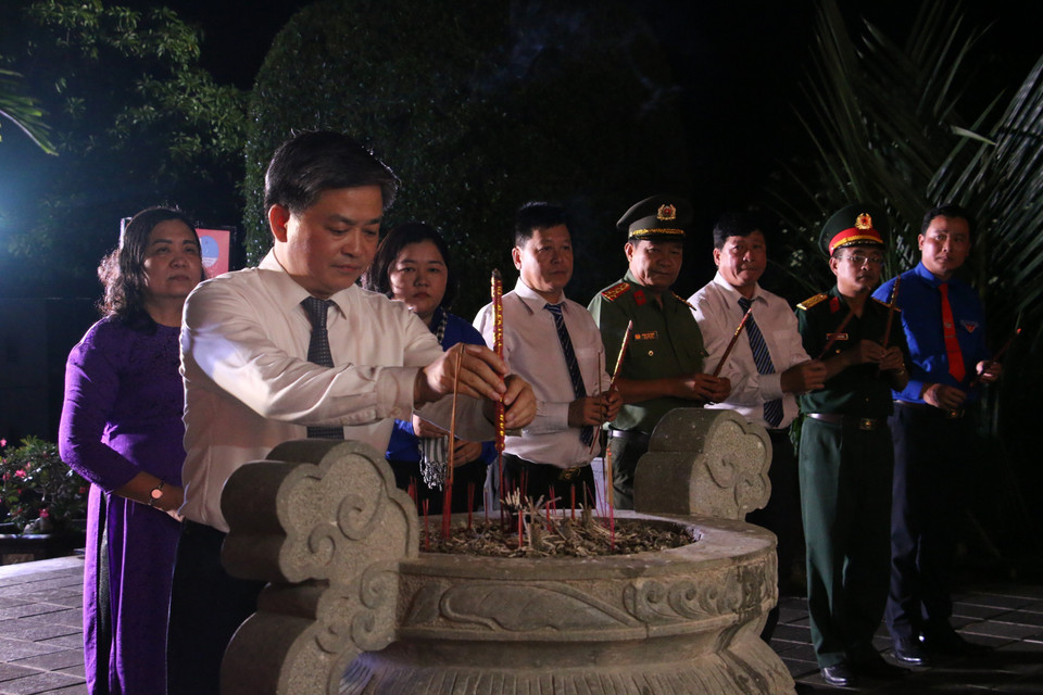 Bí thư Tỉnh ủy Bến Tre Lê Đức Thọ dâng hương, dâng hoa tưởng nhớ các Anh hùng, Liệt sỹ tại Nghĩa trang Liệt sỹ tỉnh. (Ảnh: Chương Đài/TTXVN)