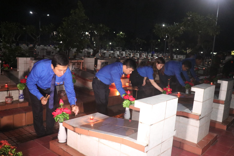 Đoàn viên thanh niên dâng hương tri ân các anh hùng Liệt sỹ tại Nghĩa trang Liệt sỹ tỉnh Long An. (Ảnh: Bùi Giang/TTXVN)