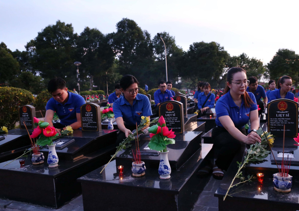 Đoàn viên, thanh niên tỉnh Đắk Lắk dâng hương, dâng hoa tại phần mộ các Liệt sỹ. (Ảnh: Hoài Thu/TTXVN)