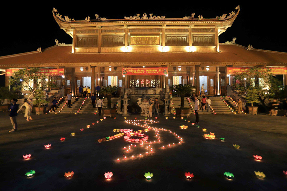 Thả hoa đăng tri ân các Anh hùng Liệt sỹ tại Đền thờ Liệt sỹ tỉnh Thái Bình. (Ảnh: Thế Duyệt/TTXVN)