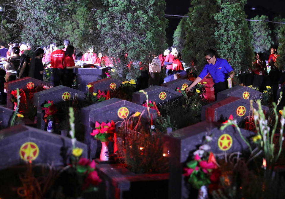 Đoàn viên thanh niên thành phố Hà Nội thắp hương tri ân các Liệt sỹ đang an nghỉ tại Nghĩa trang Liệt sỹ Thành phố Hà Nội. (Ảnh: Hoàng Hiếu/TTXVN)