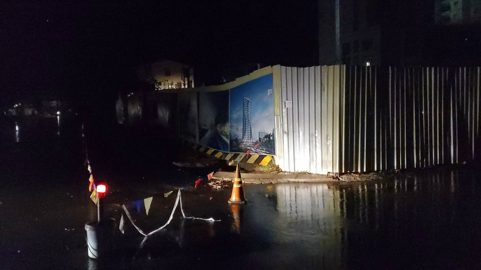 Phong tỏa khu vực sạt lở, đảm bảo an toàn cho người dân dọc tuyến đường Hoàng Văn Thụ, thành phố Quy Nhơn (Bình Định). (Ảnh: TTXVN)