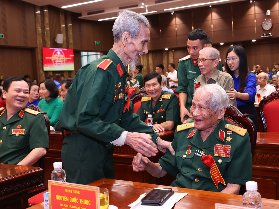 Trung tướng Nguyễn Quốc Thước, Anh hùng lực lượng vũ trang nhân dân với đồng đội năm xưa. (Ảnh: Văn Điệp/TTXVN)