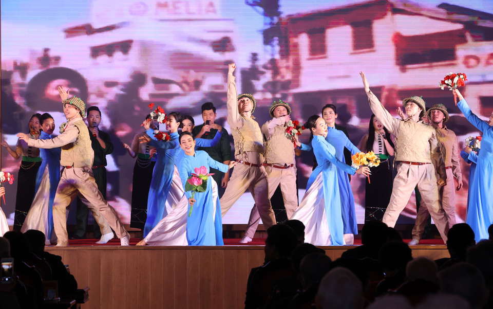 Tiết mục biểu diễn văn nghệ tại buổi gặp mặt. (Ảnh: Văn Điệp/TTXVN)