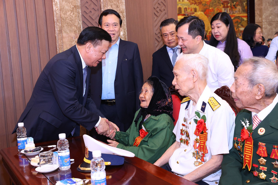 Bí thư Thành ủy Hà Nội Đinh Tiến Dũng với các đại biểu tại buổi gặp mặt. (Ảnh: Văn Điệp /TTXVN)