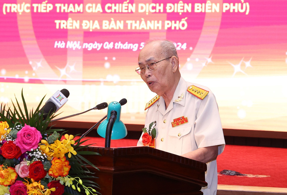 Đại tá Nguyễn Thụ, nguyên Trung đội trưởng Đại đội 269, Tiểu đoàn 54, Trung đoàn 102, Đại đoàn 308 phát biểu tại buổi gặp mặt. (Ảnh: Văn Điệp/TTXVN)