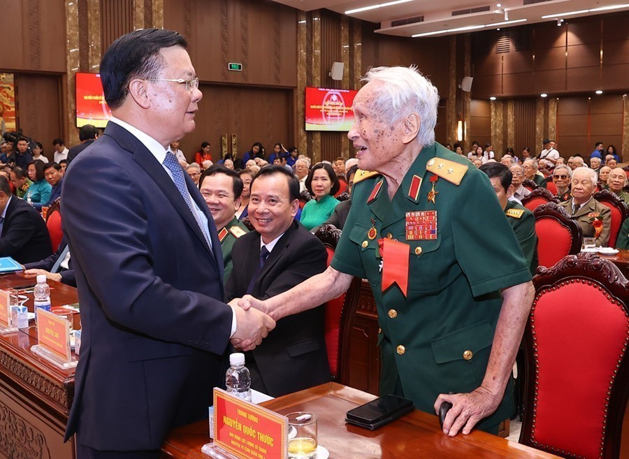 Bí thư Thành ủy Hà Nội Đinh Tiến Dũng với Trung tướng Nguyễn Quốc Thước, Anh hùng lực lượng vũ trang nhân dân Việt Nam tại buổi gặp mặt. (Ảnh: Văn Điệp/TTXVN)