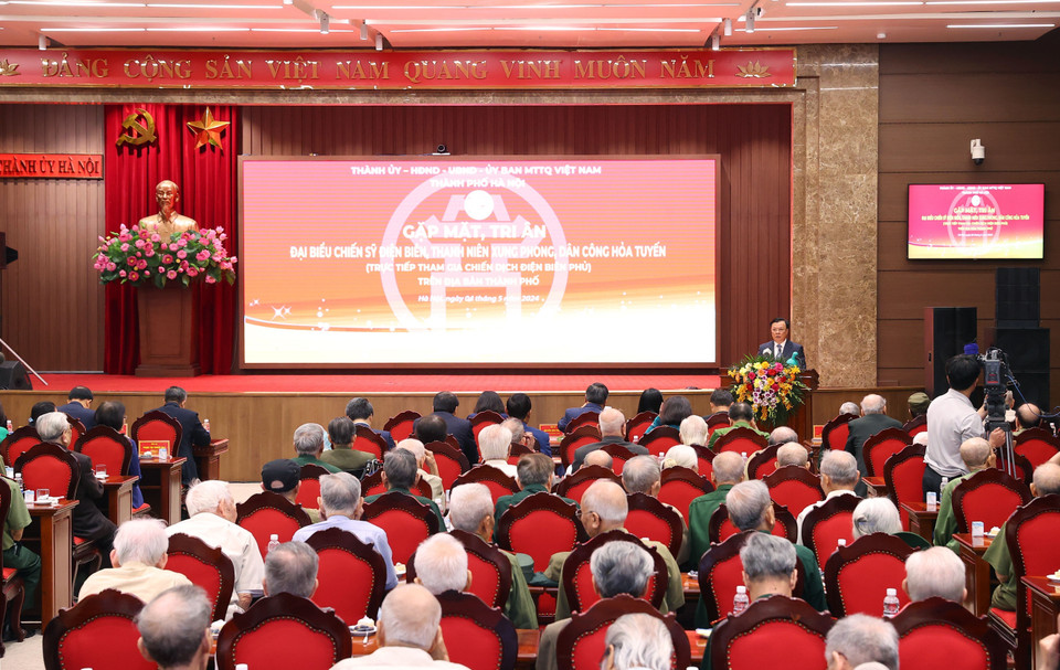 Bí thư Thành ủy Hà Nội Đinh Tiến Dũng phát biểu tại buổi gặp mặt. (Ảnh: Văn Điệp/TTXVN)