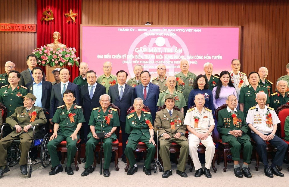 Lãnh đạo thành phố Hà Nội với các đại biểu trực tiếp tham gia Chiến dịch Điện Biên Phủ. (Ảnh: Văn Điệp/ TTXVN)