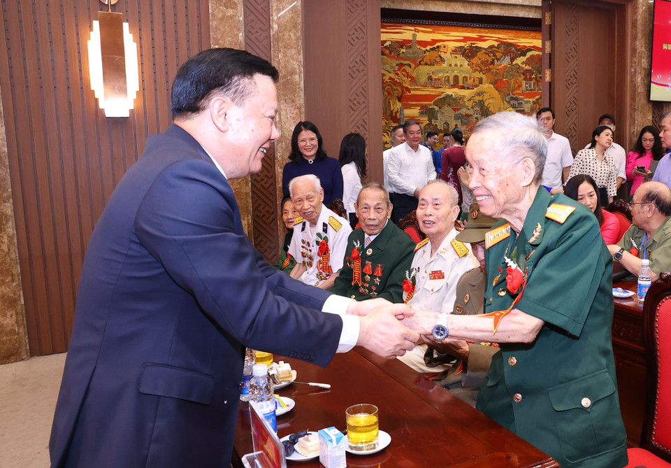 Bí thư Thành ủy Hà Nội Đinh Tiến Dũng với Đại tá La Văn Cầu, Anh hùng lực lượng vũ trang nhân dân Việt Nam tại buổi gặp mặt. (Ảnh: Văn Điệp /TTXVN)