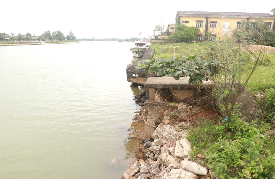 Bờ kè của Di tích Cảng quân sự Đông Hà (Quảng Trị) bị sạt lở và biến dạng. (Ảnh: Nguyên Lý/TTXVN)