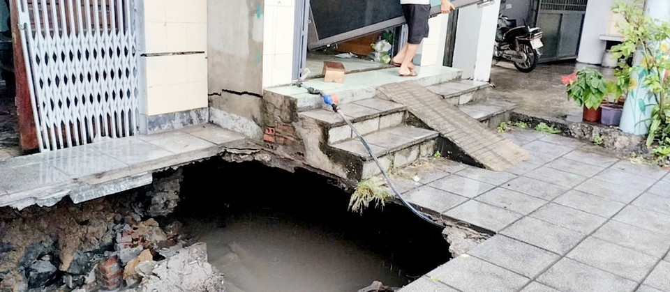 Khu vực nhà dân bị sụt lún do ảnh hưởng mưa lớn và hệ thống cống thoát nước ngầm tại phường Cẩm Thịnh, thành phố Cẩm Phả (Quảng Ninh). (Ảnh: TTXVN)