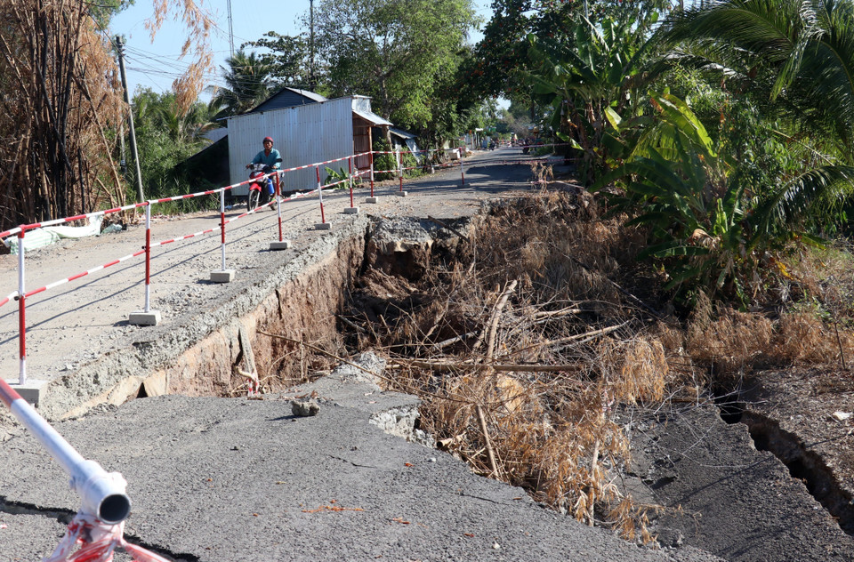 Đường tỉnh 965 trên địa bàn xã An Minh Bắc, huyện U Minh Thượng (Kiên Giang) bị sụt lún, sạt lở nghiêm trọng. (Ảnh: Lê Huy Hải/TTXVN)
