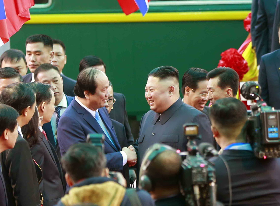 Bộ trưởng, Chủ nhiệm Văn phòng Chính phủ Mai Tiến Dũng đón Chủ tịch Triều Tiên Kim Jong-un tại ga Đồng Đăng. (Ảnh: Doãn Tấn/TTXVN)