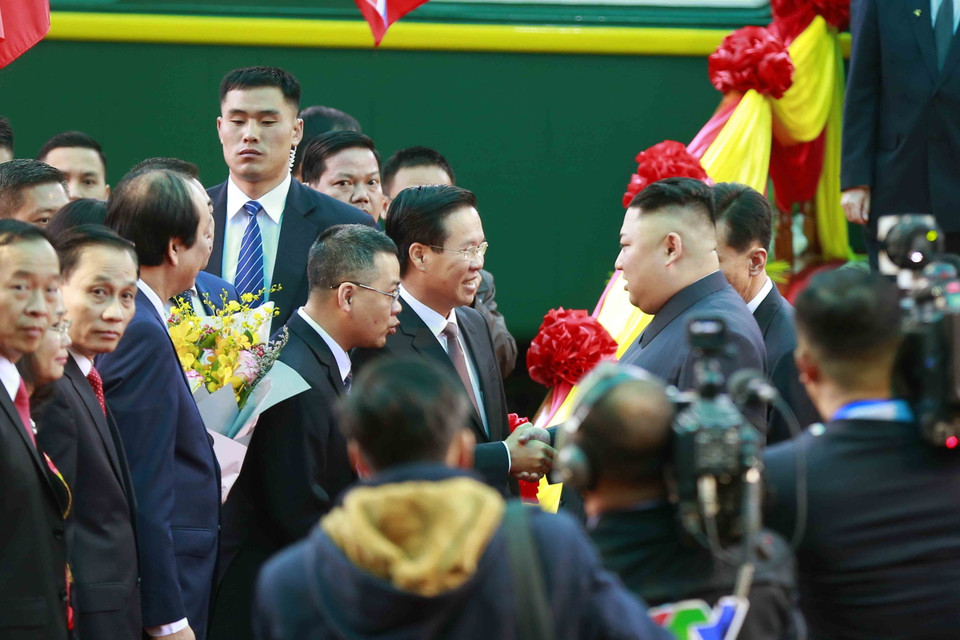 Đồng chí Võ Văn Thưởng, Ủy viên Bộ Chính trị, Bí thư Trung ương Đảng, Trưởng ban Tuyên giáo Trung ương đón Chủ tịch Triều Tiên Kim Jong-un và đoàn Triều Tiên tại ga Đồng Đăng. (Ảnh: Nhan Sáng/TTXVN)