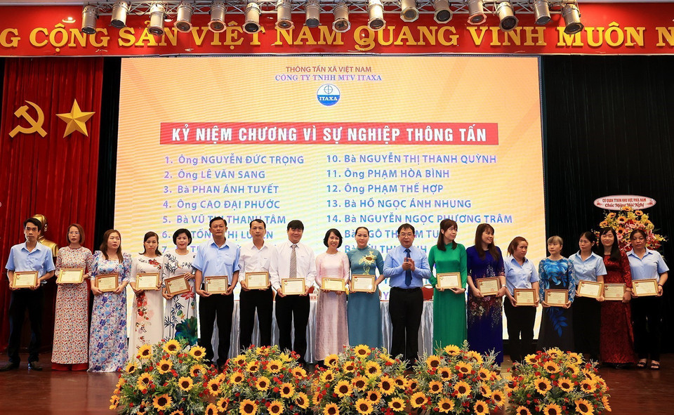 Các cá nhân của Công ty TNHH Một thành viên Itaxa nhận Kỷ niệm chương Vì sự nghiệp Thông tấn nhân Hội nghị Người lao động năm 2022. (Ảnh: Hồng Đạt/TTXVN)