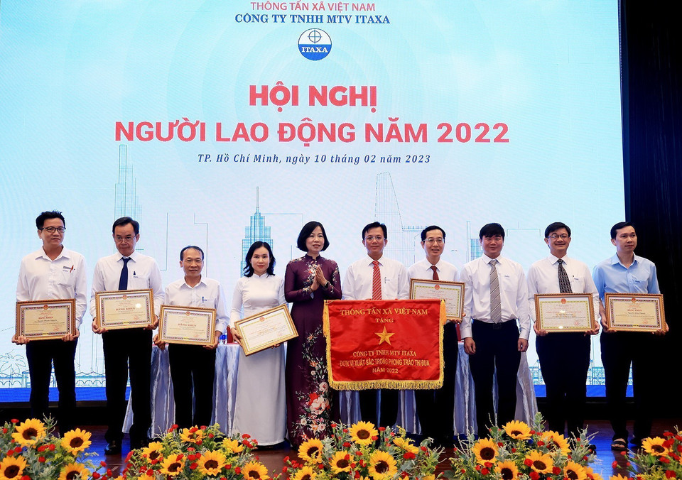 Các cá nhân xuất sắc của Công ty TNHH Một thành viên Itaxa được Tổng Giám đốc Thông tấn xã Việt Nam tặng Bằng khen. (Ảnh: Hồng Đạt/TTXVN)