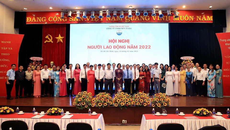 Tổng Giám đốc Thông tấn xã Việt Nam Vũ Việt Trang cùng tập thể lãnh đạo, người lao động Công ty TNHH Một thành viên Itaxa tại Hội nghị Người lao động năm 2022. (Ảnh: Hồng Đạt/TTXVN)