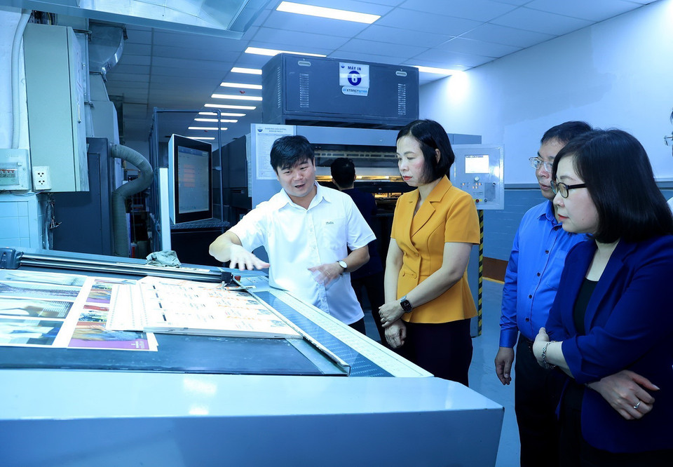 Tổng Giám đốc Thông tấn xã Việt Nam Vũ Việt Trang thăm Nhà in Công ty TNHH Một thành viên Itaxa. (Ảnh: Hồng Đạt/TTXVN)