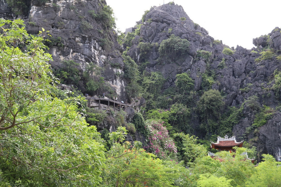 Còn rất nhiều việc phải làm để hoàn trả lại cảnh quan ban đầu cho di sản. (Ảnh: Ninh Đức Phương/TTXVN)