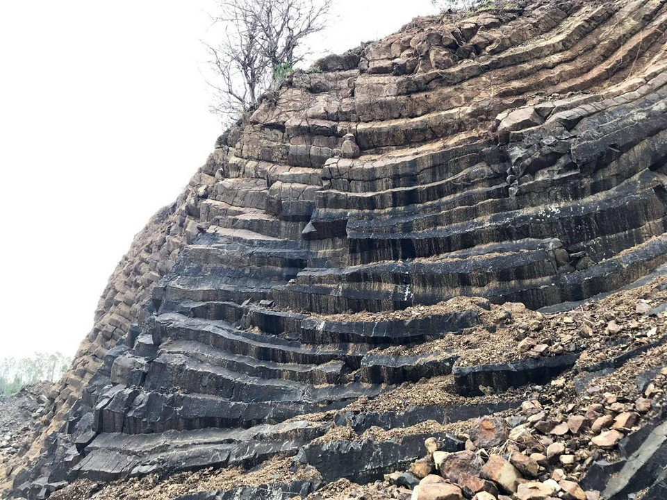 Những khối đá lớn nứt theo mạch dọc, mạch ngang tạo thành những cột thẳng đứng. (Ảnh: Xuân Triệu/TTXVN)