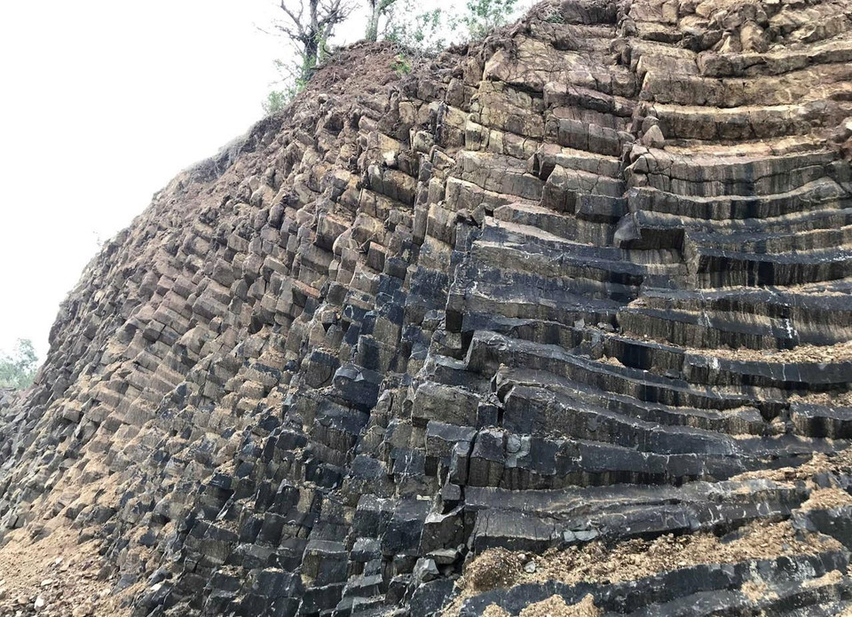 Các khối đá vuông vức giống y hệt như ở Gành Đá Đĩa. (Ảnh: Xuân Triệu/TTXVN)