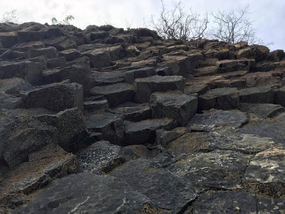 Các khối đá vuông, dựng thẳng đứng, phía trên có nhiều cây mọc tạo nên không gian hoang sơ. (Ảnh: Xuân Triệu/TTXVN)