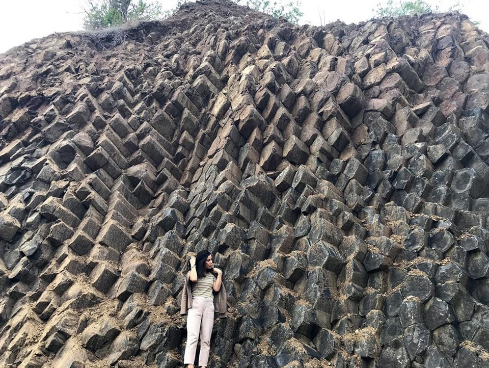 Đá chủ yếu có tiết diện hình lục giác, hình vuông, lớp nọ xếp nối lên lớp kia, giống như đĩa chồng lên nhau. (Ảnh: Xuân Triệu/TTXVN)