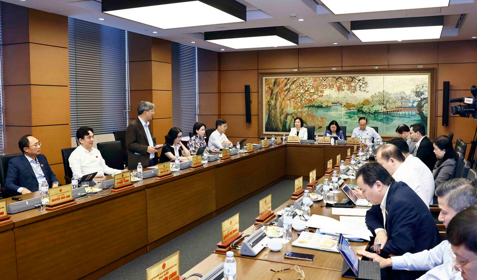 Đoàn đại biểu Quốc hội thành phố Hà Nội thảo luận ở tổ. (Ảnh: Doãn Tấn/TTXVN)