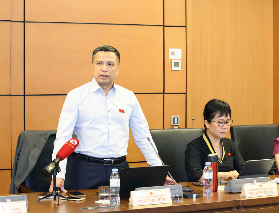 Đại biểu Quốc hội tỉnh Nghệ An Phạm Phú Bình phát biểu.(Ảnh: Phương Hoa/TTXVN)