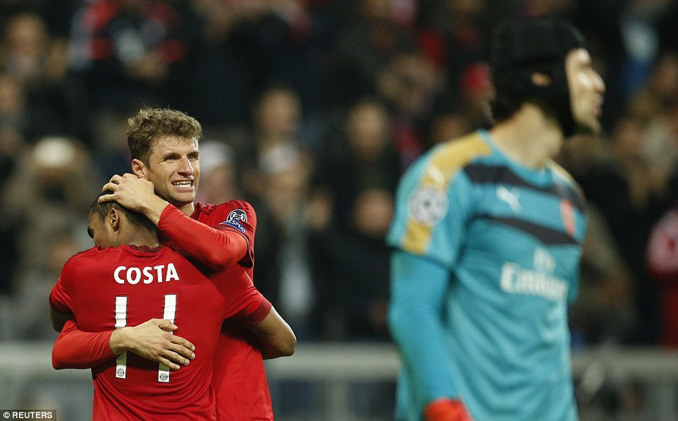 Mueller và đồng đội đã khiến Cech phải vào lưới nhặt bóng đến 5 lần. (Nguồn: Reuters)