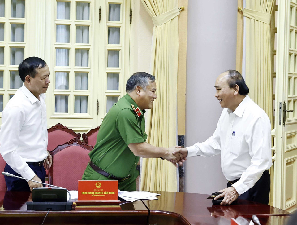 Chủ tịch nước Nguyễn Xuân Phúc với các thành viên Hội đồng Tư vấn đặc xá. (Ảnh: Thống Nhất/TTXVN)