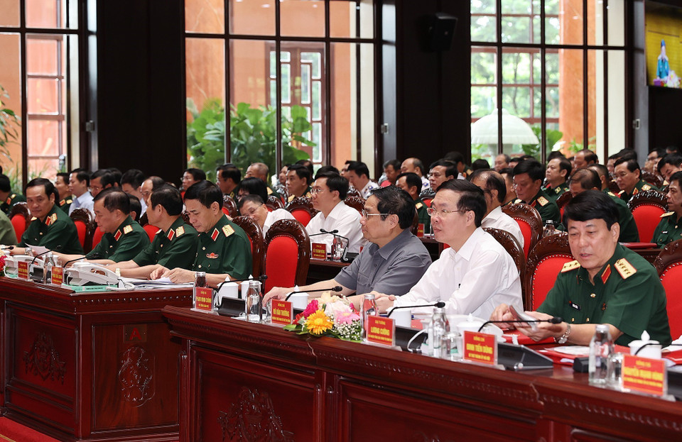 Thủ tướng Phạm Minh Chính; Thường trực Ban Bí thư Võ Văn Thưởng; Đại tướng Phan Văn Giang, Bộ trưởng Bộ Quốc phòng; Đại tướng Lương Cường, Chủ nhiệm Tổng cục Chính trị QĐND Việt Nam và các đại biểu dự hội nghị. (Ảnh: Dương Giang/TTXVN)