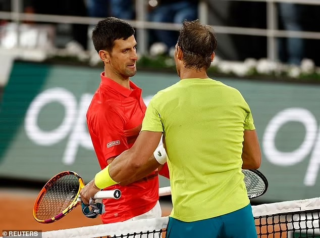 Nadal động viên Djokovic sau trận đấu được chờ đợi nhất ở Roland Garros 2022. (Nguồn: Reuters)