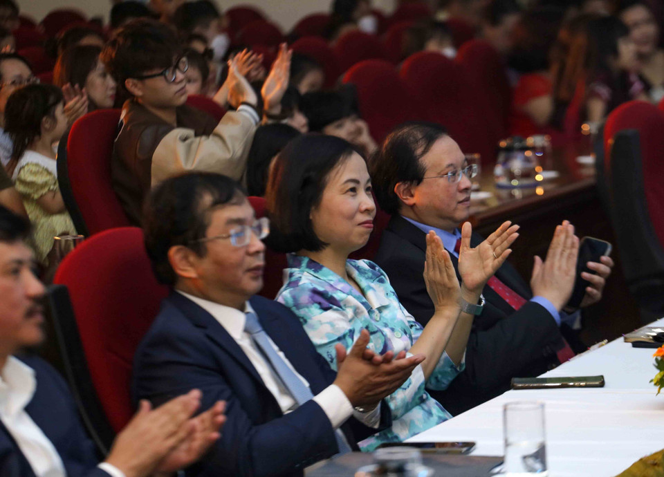 Tổng Giám đốc TTXVN Vũ Việt Trang; Thứ trưởng Bộ Văn hóa, Thể thao và Du lịch Tạ Quang Đông cùng các đại biểu tại chương trình. (Ảnh: Tuấn Đức/TTXVN)